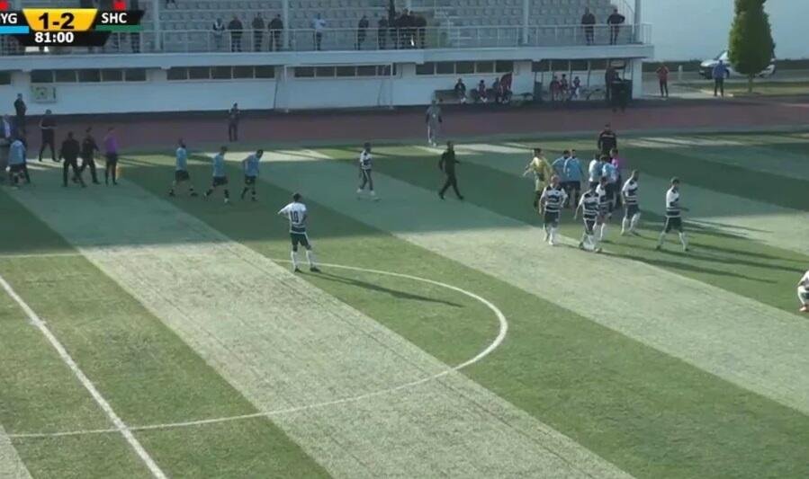 Azərbaycan futbolunda qalmaqal - Hakimlər meydandan qaçdı