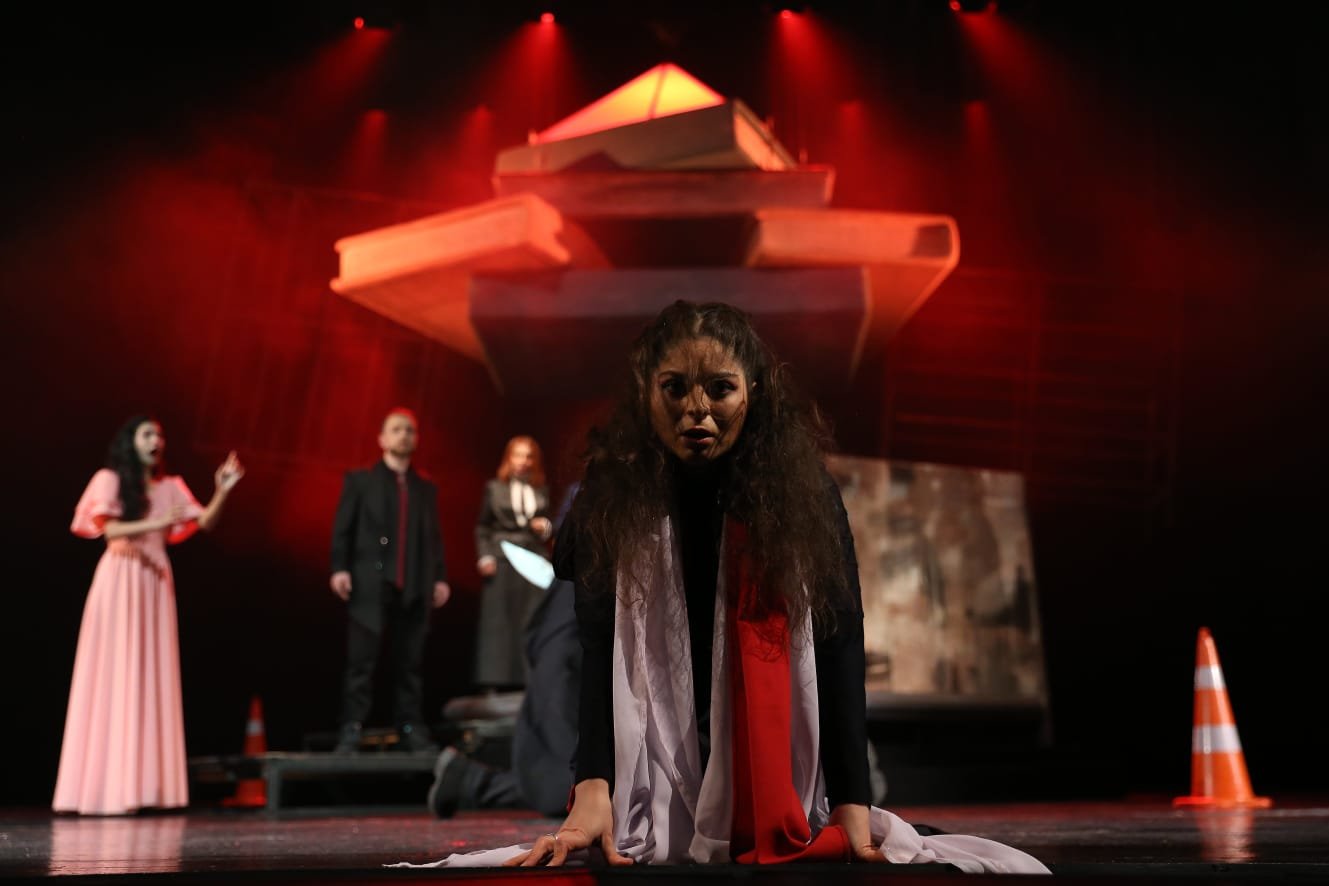 Gənc Tamaşaçılar Teatrında "Antiqona" tamaşasının premyerası keçirilcək - FOTO