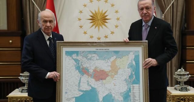 Baxçalı Ərdoğana Türk dünyasının xəritəsini təqdim etdi – FOTO