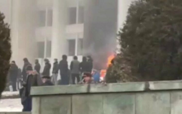 Etirazçılar Almatıda prezident iqamətgahını yandırdılar - VİDEO