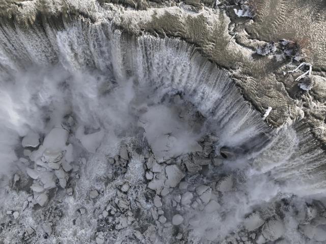 Dünyanın ən böyük şəlaləsi olan Niaqara buz bağladı - FOTOLAR