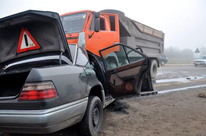 Biləsuvarda yük və minik avtomobili toqquşdu - 5 nəfər yaralandı