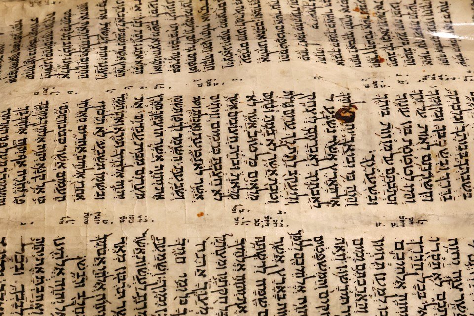 Dünyanın ən qədim "İncil"i satıldı - FANTASTİK QİYMƏT
