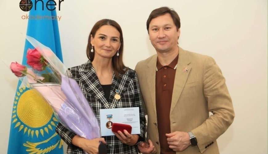 Qənirə Paşayeva Qazax Milli Sənət Akademiyasının medalı ilə təltif olundu